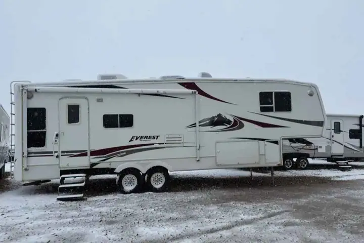 2005 Keystone Everest 294L on the lot at Signature Auto Sales.